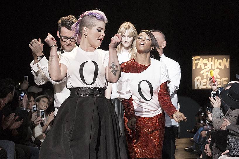 Певица Келли Осборн во время показа «Naomi Campbell&#39;s Fashion For Relief»

