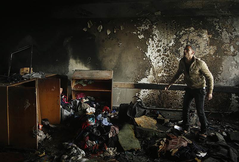 Бейт-Ханун, Палестина. Местный житель осматривает сгоревший класс школы ООН. Во время пожара, вспыхнувшего из-за неисправной электропроводки, погиб девятилетний мальчик
