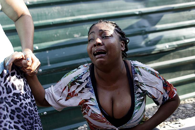 Порт-о-Пренс, Гаити. Плачущая женщина, чей родственник погиб во время инцидента с карнавальной платформой, задевшей линии электропередач