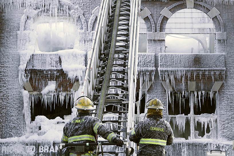 Филадельфия, США. Пожарные возле дома, сгоревшего накануне ночью
