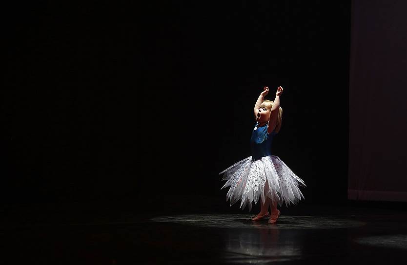 Харлоу, Англия. Двухлетняя девочка на сцене во время генеральной репетиции детского балета 