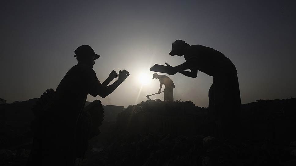 Карачи, Пакистан. Рабочие за изготовлением черепицы на традиционном заводе