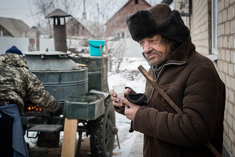 Дебальцево, Украина. Житель Дебальцево пришел к полевой кухне самопровозглашенной МЧС ДНР