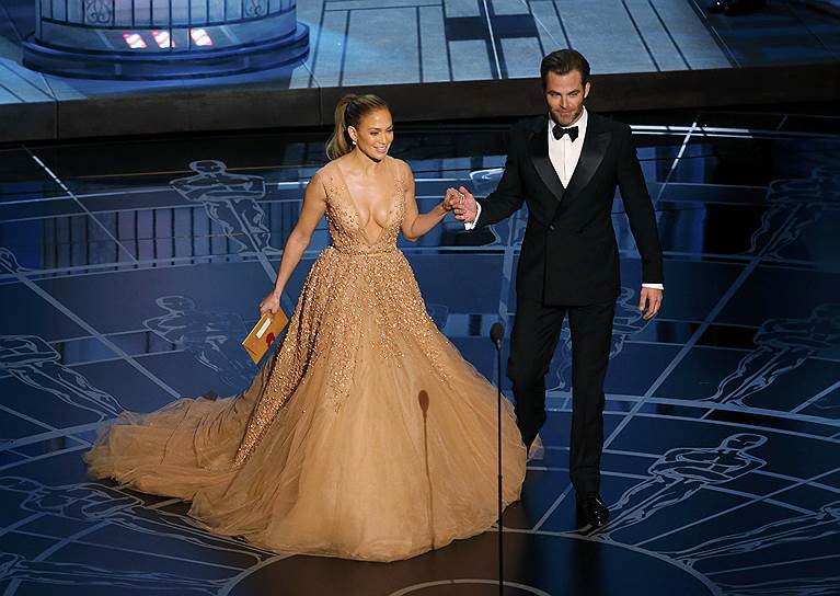 Актеры Дженнифер Лопес и Крис Пейн вручили «Оскар» дизайнеру костюмов для «Отеля “Гранд Будапешт”»  Милене Канонеро 