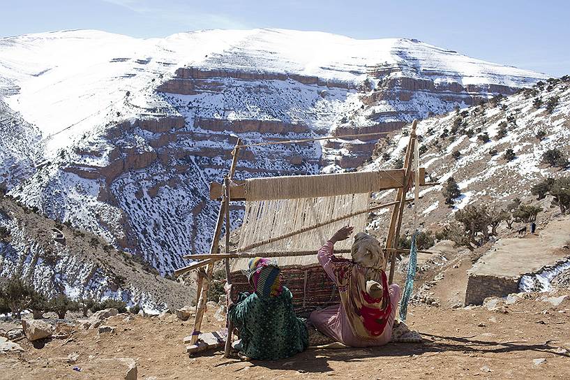 Некоторые женщины в племени занимаются тем, что шьют ковры. Зачастую не для продажи, а для утепления домов