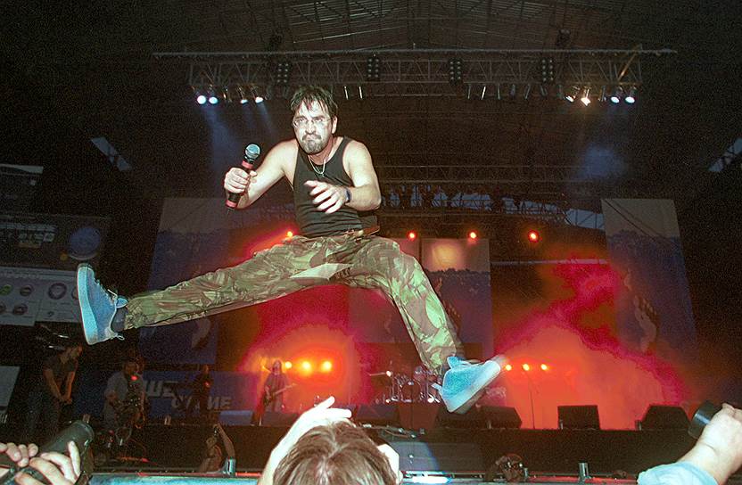 В 2001 году во время выступления на фестивале «Нашествие» лидер группы «ДДТ» Юрий Шевчук так увлекся танцами с гитарой наперевес, что не удержался на ногах и упал с довольно высоких подмостков. Но вскоре вернулся на сцену целый и невредимый