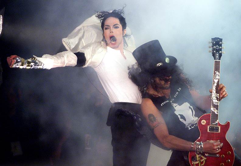 В июне 1999 года для благотворительного концерта Майкла Джексона в Мюнхене возвели модель моста над сценой. Во время исполнения «Earth Song» конструкция обрушилась, а Джексон упал в яму, образовавшуюся на сцене, получив легкие ожоги от пиротехники и ушибы