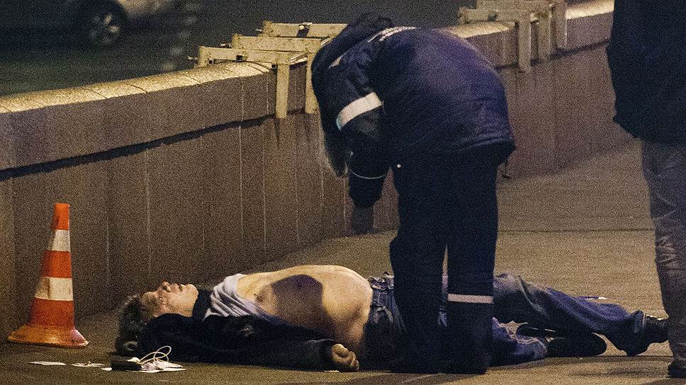 В правоохранительных органах заявили, что незадолго до убийства Борис Немцов со своей спутницей ужинали в одном из ресторанов ГУМа и после этого пошли прогуляться