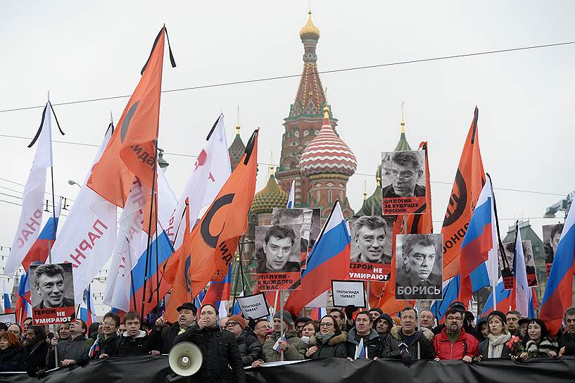 В толпе пришедших на марш памяти, помимо флагов России с траурными лентами и транспарантов, были видны флаги партий «РПР-Парнас», «Прогресс», «Яблока» и «Солидарности»