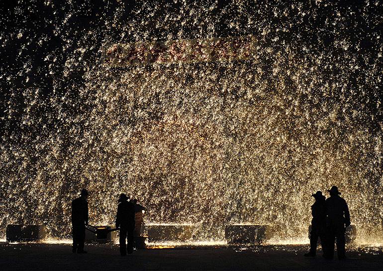 Деревня Нуанкуан, провинция Хэбэй, Китай. Шоу кузнецов накануне празднования фестиваля фонарей