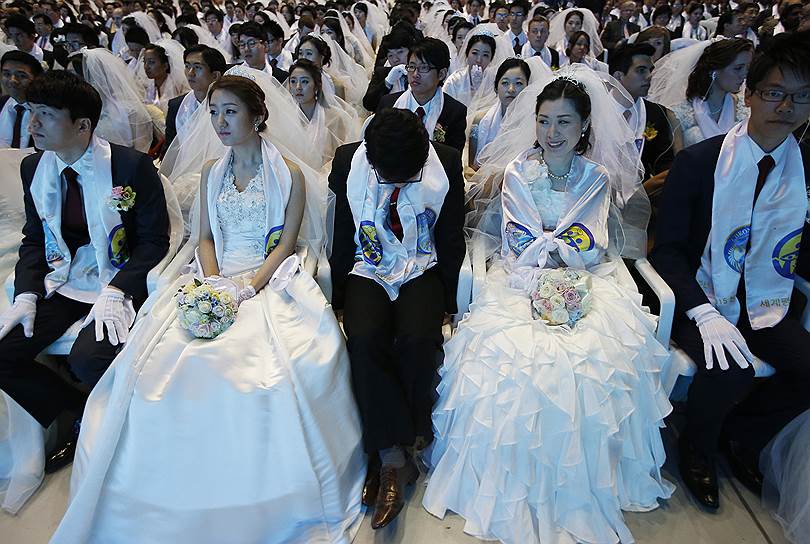 Капхён, Южная Корея. Дремлющий жених во время массовой брачной церемонии, организованной Церковью Объединения. Во время церемонии сочетались браком около 3800 пар со всего мира