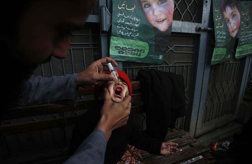 Пешавар, Пакистан. Вакцинация девочки от полиомелита в государственной детской больнице