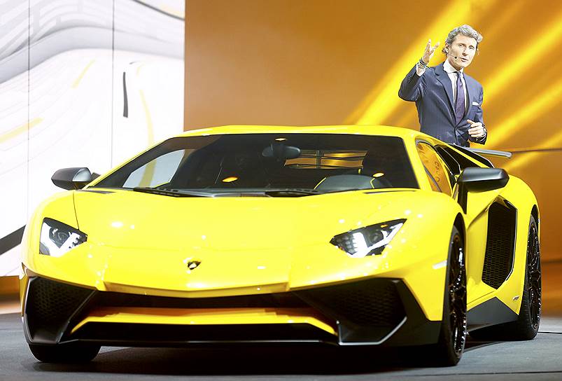 Глава Lamborghini Стефан Винкельман представил быстрейший автомобиль марки — новый полноприводный суперкар Aventador LP 750-4 SV (SV расшифровывается как Supeveloce, то есть "супербыстрый" по-итальянски). Машина массой 1,5 тонны приводится в движение 6,5-литровым V12 мощностью 750 л.с. В результате разгон до "сотни" занимает 2,8 сек. 