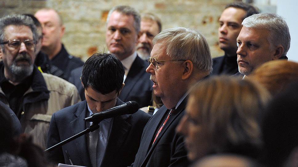 Посол США в России Джон Теффт (в центре) и журналист Павел Шеремет (справа) во время церемонии прощания