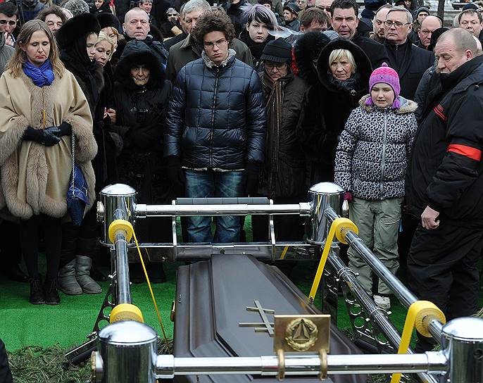 Мать Бориса Немцова Дина Эйдман (в центре) и сын Бориса Немцова Антон во время похорон