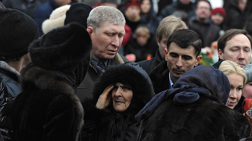 Мать Бориса Немцова Дина Эйдман (в центре), дочь Бориса Немцова Дина Немцова (слева), журналистка Екатерина Одинцова (справа) во время похорон