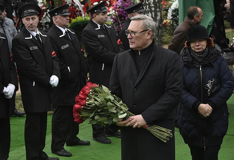 Председатель Российского народно-демократического союза Михаил Касьянов с супругой Ириной во время похорон