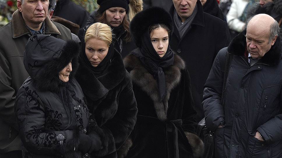 Слева направо: мать Бориса Немцова Дина Эйдман, журналист Екатерина Одинцова с дочерью Диной Немцовой