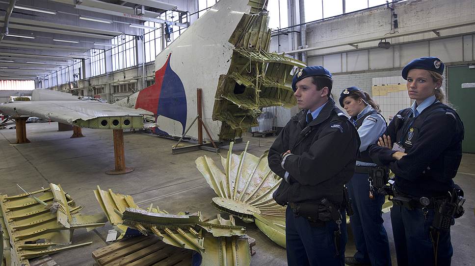 Как родственникам жертв катастрофы Boeing 777 под Донецком показали обломки лайнера