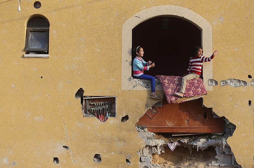 Хан-Юнис, Палестина. Девочки в окне своего дома, разрушенного в ходе войны с Израилем