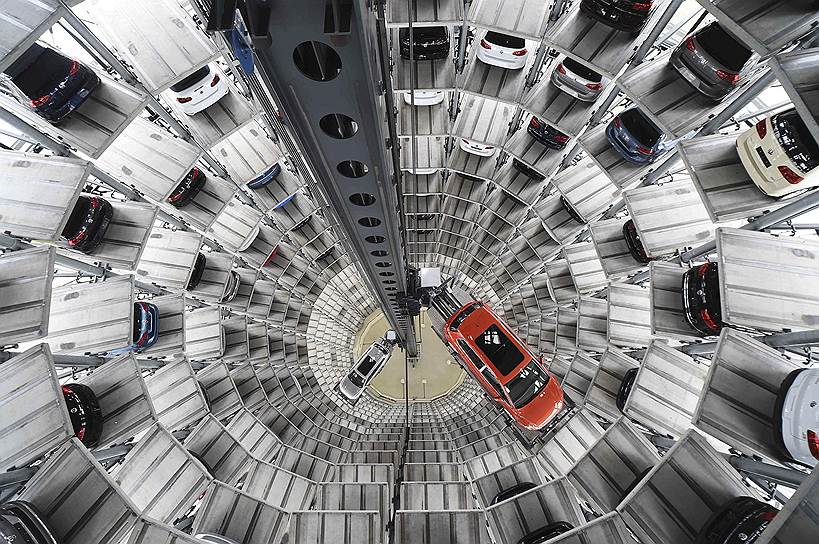 Вольфсбург, Германия. Парковочная башня для готовых автомобилей на территории завода Volkswagen 