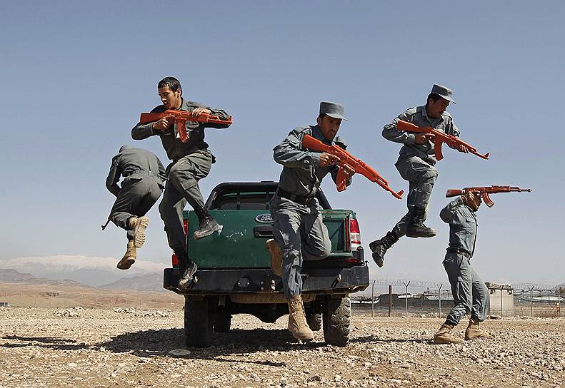 Джелалабад, Афганистан. Сотрудники полиции во время учений