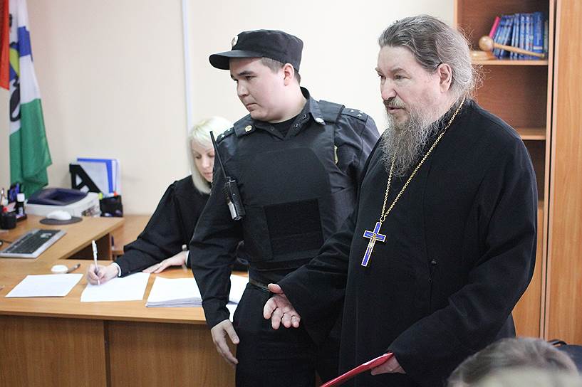 Свидетель со стороны обвинения протоиерей Борис Пивоваров (справа) во время рассмотрения дела о постановке оперы &quot;Тангейзер&quot;