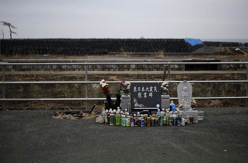 Местные жители отказываются от продажи домов по разным причинам. 49-летний Норио Кимура, у которого четыре года назад погибли отец, жена и дочь, говорит, что считает циничным делать свалку для мусора там, где умирали его родные