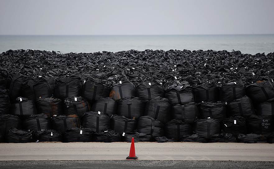 Через год правительство Японии снимет запрет на возвращение в некоторые из пострадавших районов. Но, скорее всего, возвращаться будет просто некуда. Уже сегодня большая часть территории представляет собой горы мусора, а где-то — редкие разрозненные захоронения погибших от землетрясения 