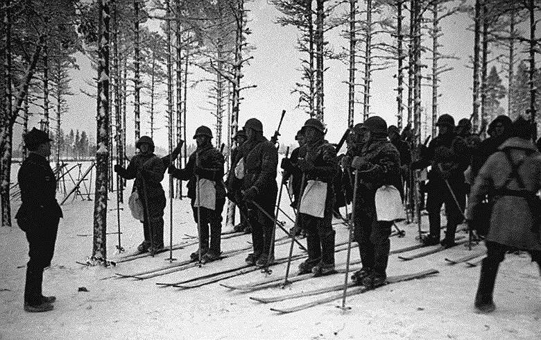 Официальным поводом к войне стал Майнильский инцидент. 26 ноября 1939 года советское правительство обратилось к правительству Финляндии с официальной нотой, в которой заявлялось, что «26 ноября, в 15 часов 45 минут, наши войска, расположенные на Карельском перешейке у границы Финляндии, около села Майнила, были неожиданно обстреляны с финской территории артиллерийским огнем. Всего было произведено семь орудийных выстрелов, в результате чего убито трое рядовых и один младший командир, ранено семь рядовых и двое из командного состава. Советские войска, имея строгое приказание не поддаваться провокации, воздержались от ответного обстрела». В свою очередь финны ответили, что обстрел осуществлялся с советской стороны, но Хельсинки готов начать совместное расследование. Советское руководство отправило ответную ноту, в которой говорилось, что нежелание Финляндии признать вину расценивается как издевательство над жертвами обстрела и «изобличает враждебное желание правительства Финляндии держать Ленинград под угрозой»