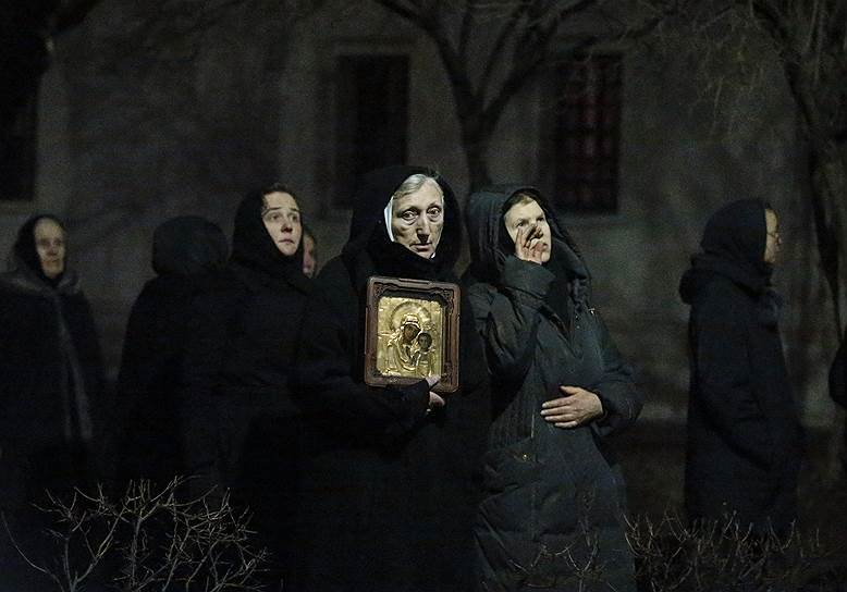 Москва, Россия. Монахини, наблюдающие за работой МЧС во время пожара на колокольне Новодевичьего монастыря