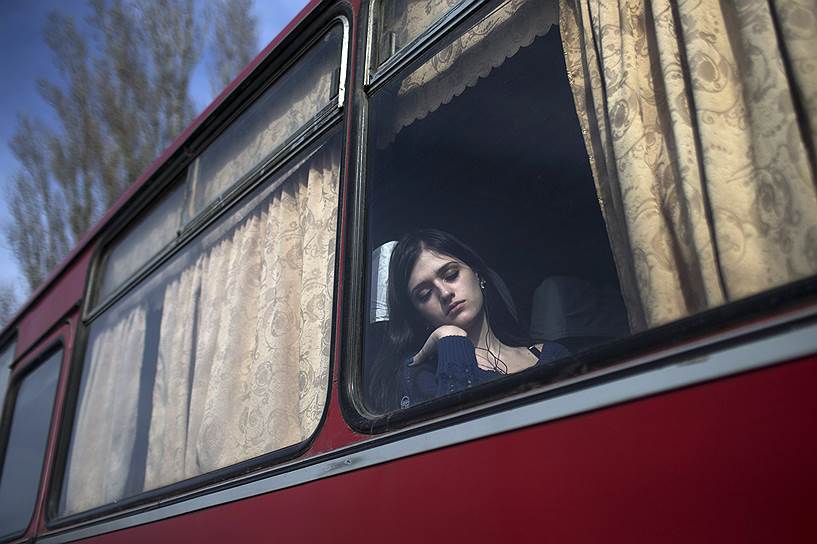 Успенка, Донецкая область, Украина. Девушка в автобусе на пропускном пункте на границе с Россией