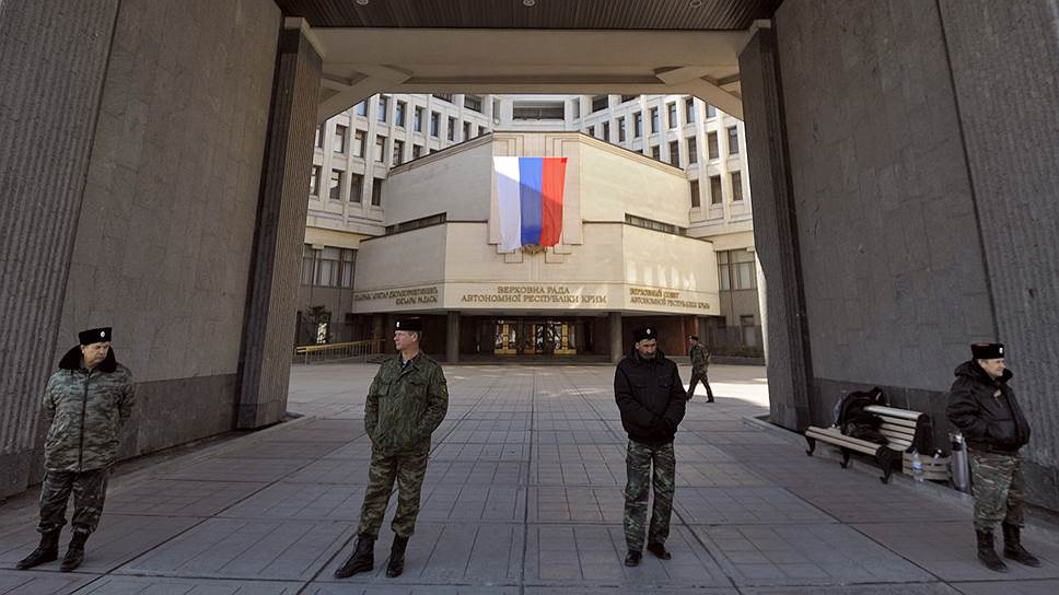 25 февраля во время очередной акции на здании парламента Крыма активисты установили российский флаг