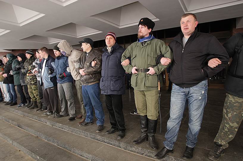21 февраля в Симферополе у здания Верховной рады Крыма произошли столкновения между пророссийскими активистами и местными сторонниками евромайдана