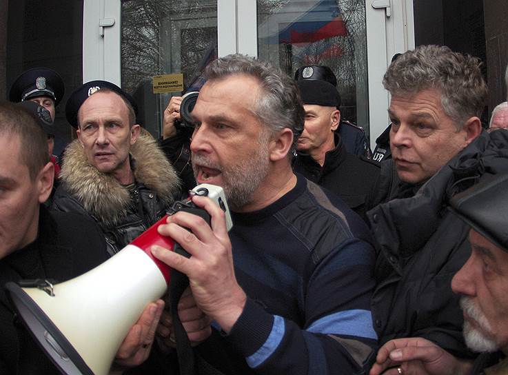 23 февраля на митинге в Севастополе был избран «народный мэр» города. Им стал бизнесмен Алексей Чалый. Тогда же было принято решение больше не перечислять налоги из городской казны в Киев