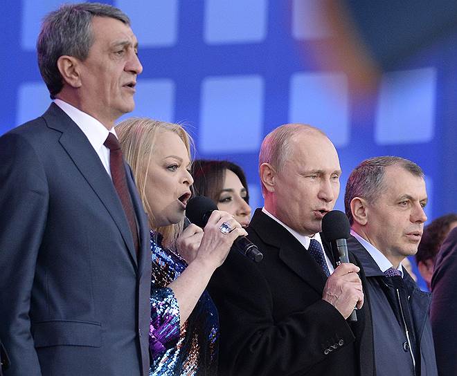 Президент России Владимир Путин и певица Лариса Долина
