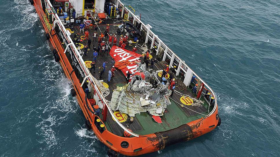 28 декабря 2014 года в Яванском море близ побережья острова Калимантан разбился самолет Airbus A320-216 индонезийской авиакомпании Indonesia AirAsia, следовавший по маршруту Сурабая — Сингапур. Погибли 162 человека. Причиной катастрофы стали плохие погодные условия