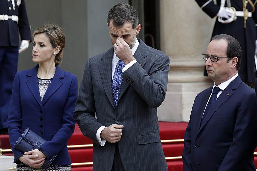 Президент Франции Франсуа Олланд (справа) и король Испании Филипп VI заявили, что среди 144 пассажиров были граждане Испании, Германии и Турции

