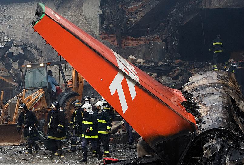 17 июля 2007 года в Сан-Паулу при заходе на посадке на влажную ВПП разбился Airbus A320-233 авиакомпании TAM Airlines, совершавший рейс по маршруту Порту-Алегри—Сан-Паулу. Он выкатился за пределы ВПП, врезался в склад ГСМ и загорелся. Все находящиеся на борту 199 человек погибли