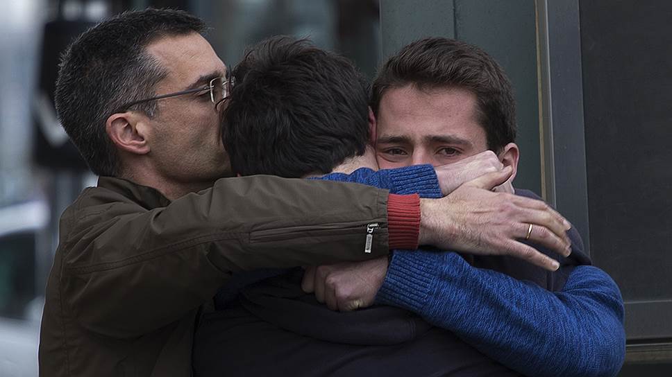 Барселона, Испания. Родственники погибших при крушении самолета Airbus A320 немецкой авиакомпании Germanwings утешают друг друга в аэропорту Барселоны, откуда вылетел авиалайнер