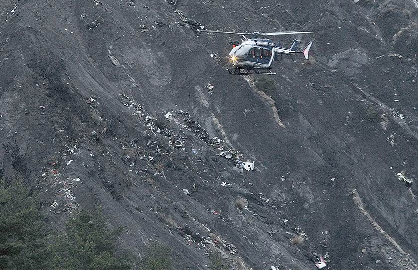 Департамент Альпы Верхнего Прованса, Франция. Вертолет спасателей над обломками самолета Airbus A320 немецкой авиакомпании Germanwings