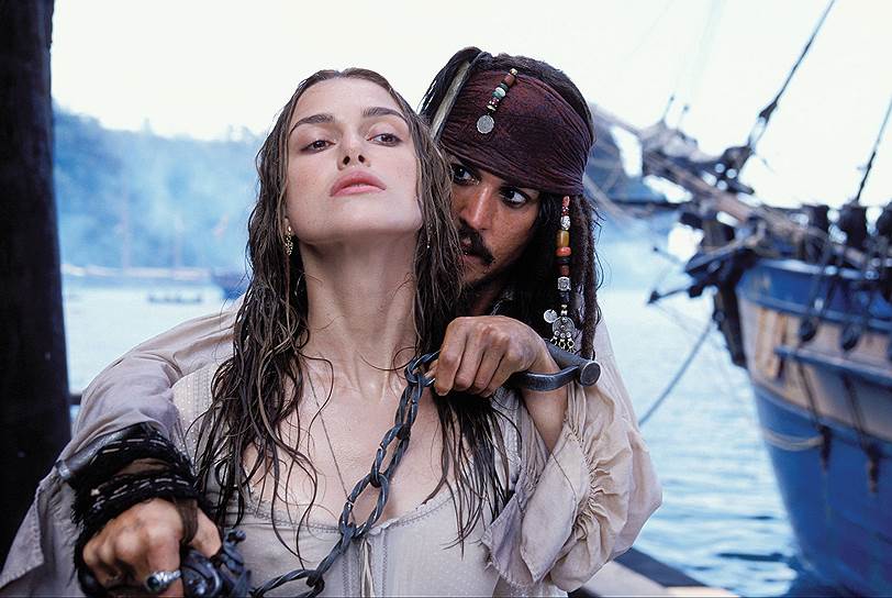«Если я пойду в кино смотреть на себя, то буду чувствовать себя идиоткой»
&lt;br>В 2003 году Кира Найтли исполнила главную роль в фильме «Пираты Карибского моря: Проклятие &quot;Черной жемчужины&quot;» (кадр из фильма — на фото) и в последующих двух частях. Актриса наконец-то стала популярной, а знакомство с Джонни Деппом и Орландо Блумом открыло для нее новые перспективы в Голливуде.  В ближайшие два года Найтли снялась в фильмах  «Реальная любовь» (2003), «Король Артур» (2004) и «Пиджаке» (2005)
