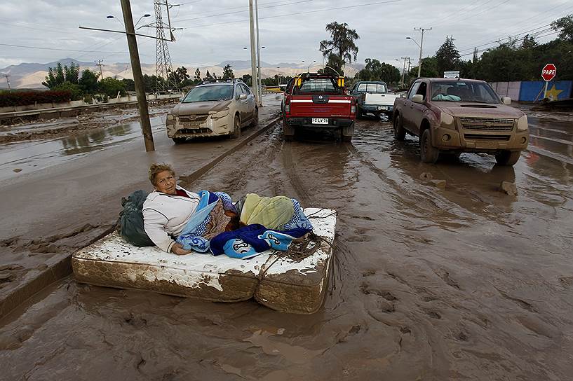 Копьяпо, Чили. Пожилая женщина, ожидающая эвакуации из-за наводнения