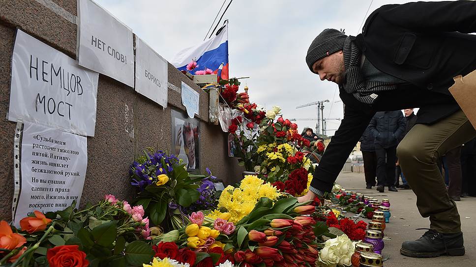 Почему с места убийства Бориса Немцова ночью вывезли все цветы и портреты