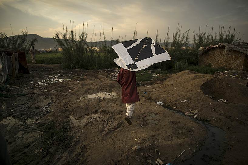 Исламабад, Пакистан. Мальчик с воздушным змеем в трущобах на окраине города