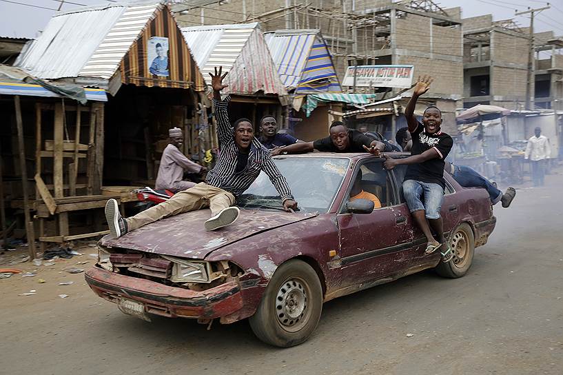 Кадуна, Нигерия. Местные жители, празднующие победу на президентских выборах кандидата от оппозиции Мохаммаду Бухари