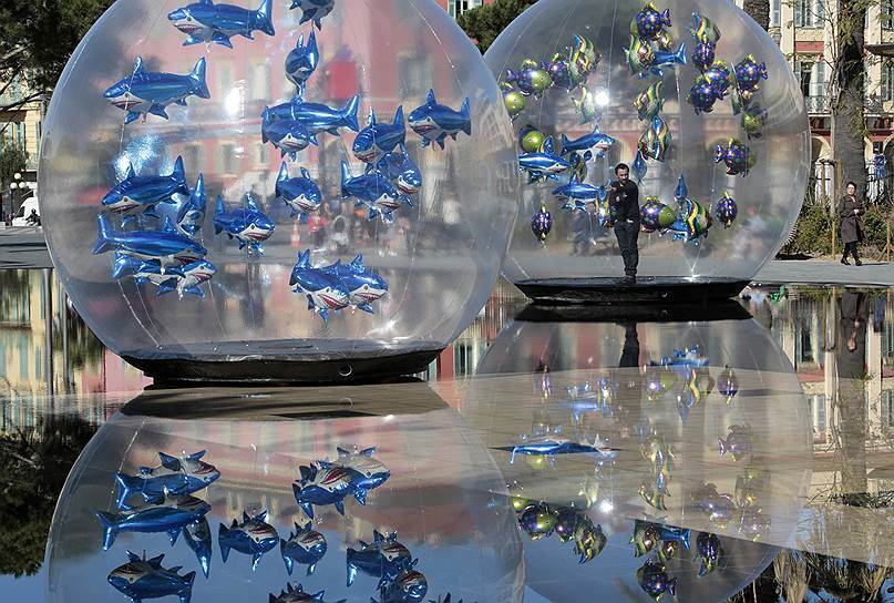 Ницца, Франция. Установка надувных рыб в одном из городских фонтанов на День дурака