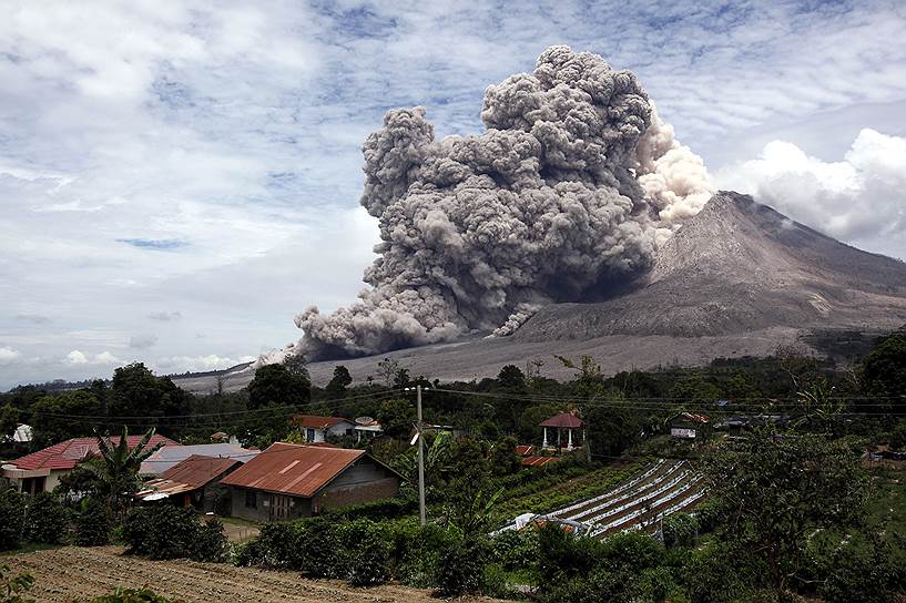 Северная Суматра, Индонезия. Выброс потоков пепла на горе Синабунг