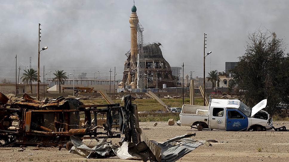 Тикрит, Ирак. Разрушенная мечеть на фоне уничтоженных машин и мусора