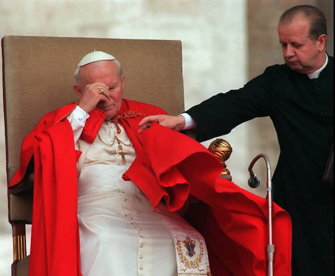 Иоанн Павел II стал первым папой, который посетил мечеть и помолился там. Это было в 2001 году в мечети Омейядов в Сирии. Закончив молитву, папа поцеловал Коран